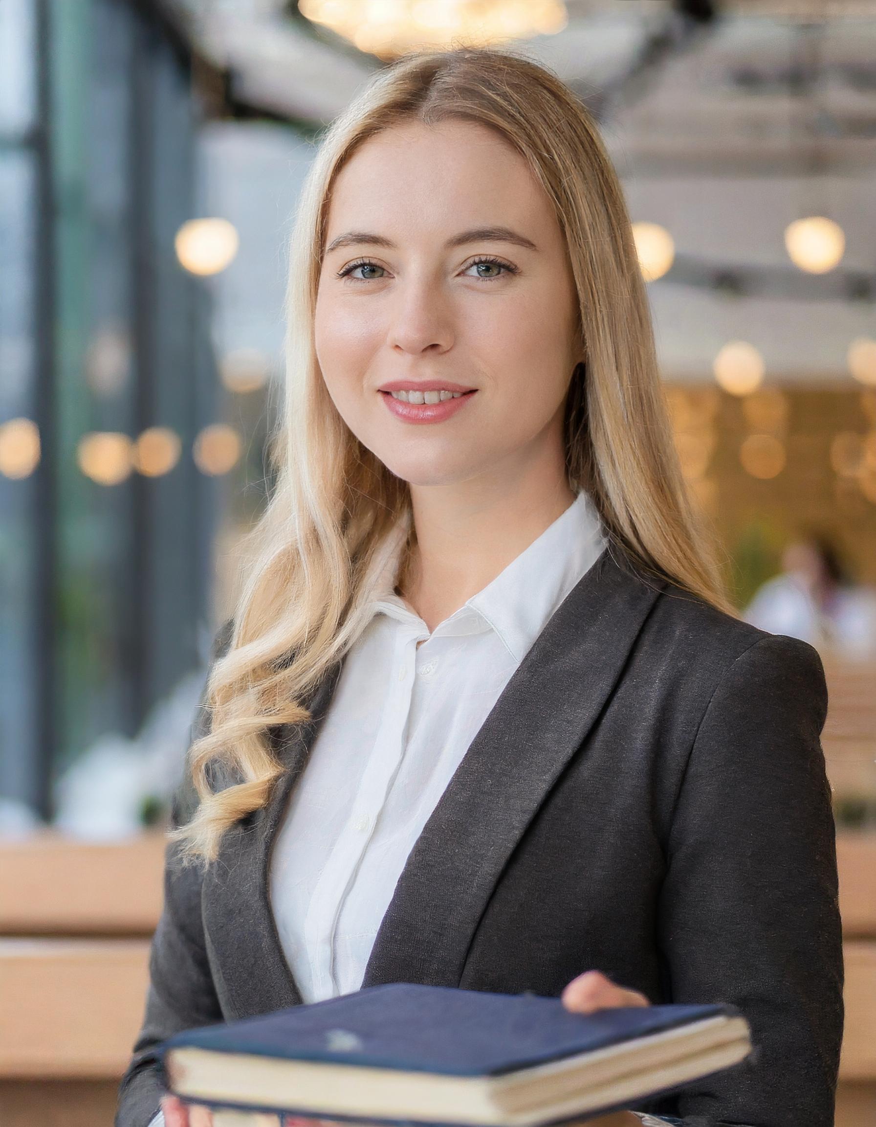 Porträt einer weiblichen Person mit professioneller Erscheinung