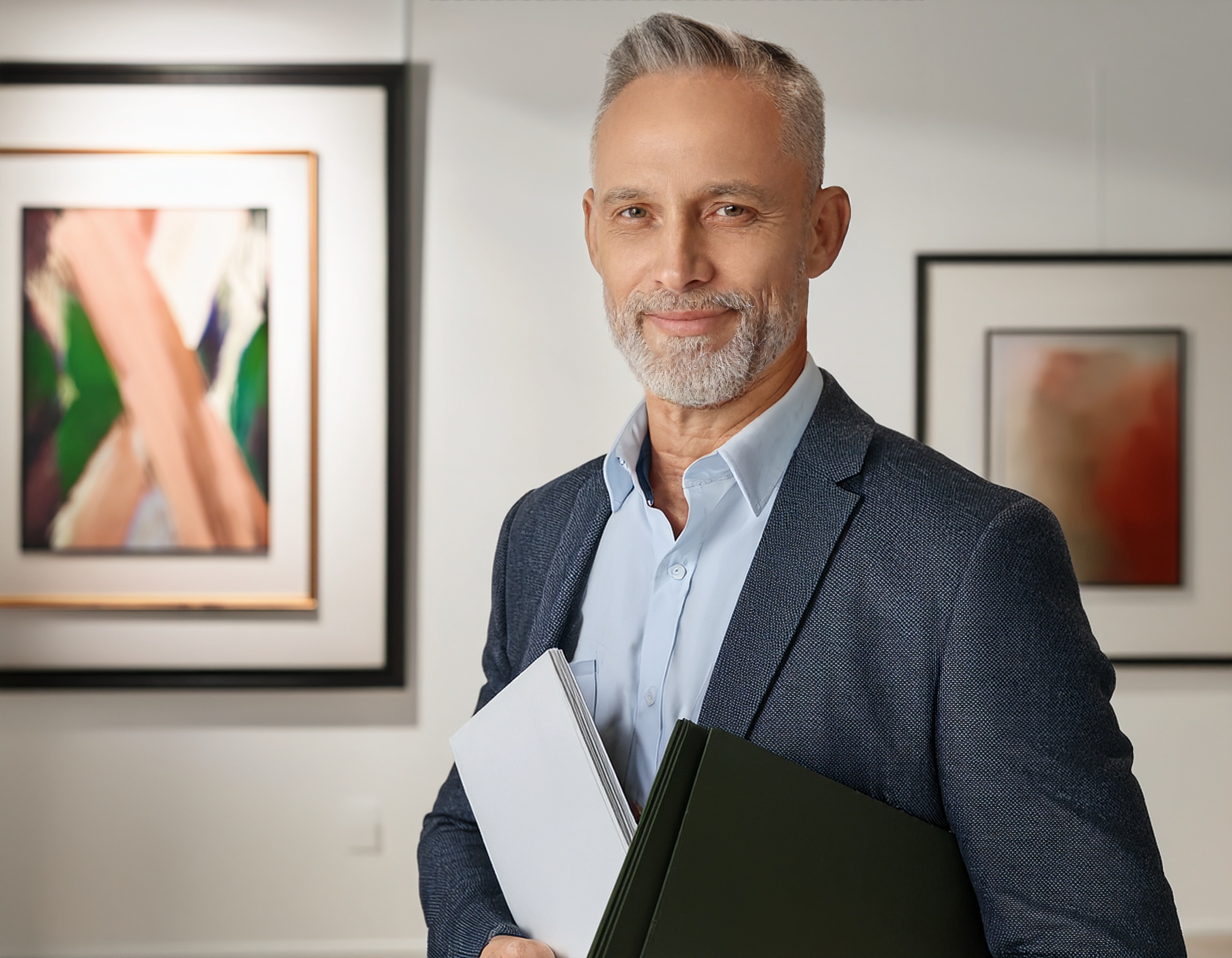 Porträt eines männlichen Teammitglieds in formeller Kleidung